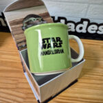 Caneca Tom Mandalorian Baby Yoda Sapinhos