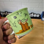 Caneca Tom Mandalorian Baby Yoda Sapinhos